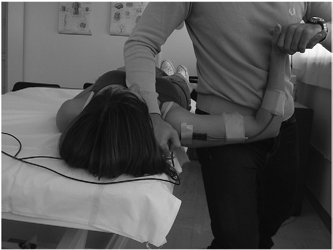 Fig 1. The positioning of the electrogoniometer at the first stage of the ULNT1.